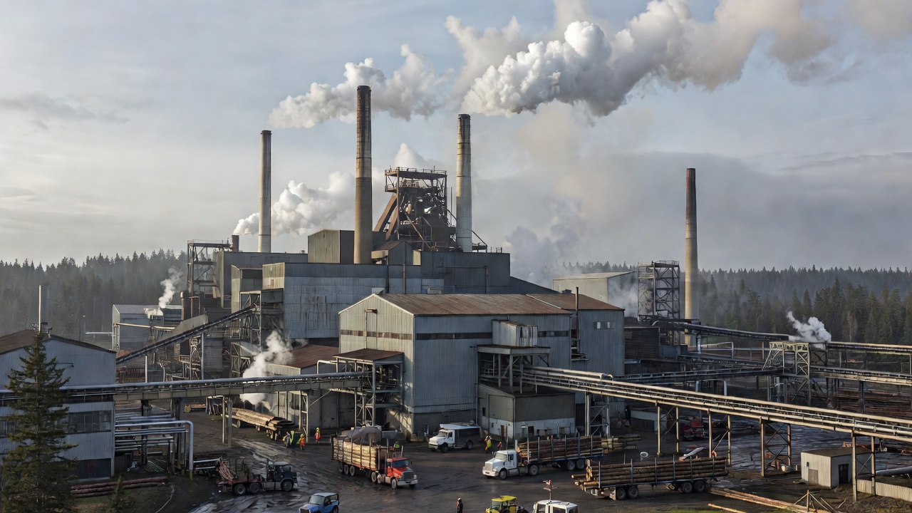Canfor closing Prince George pulp mill, hundreds of jobs lost
