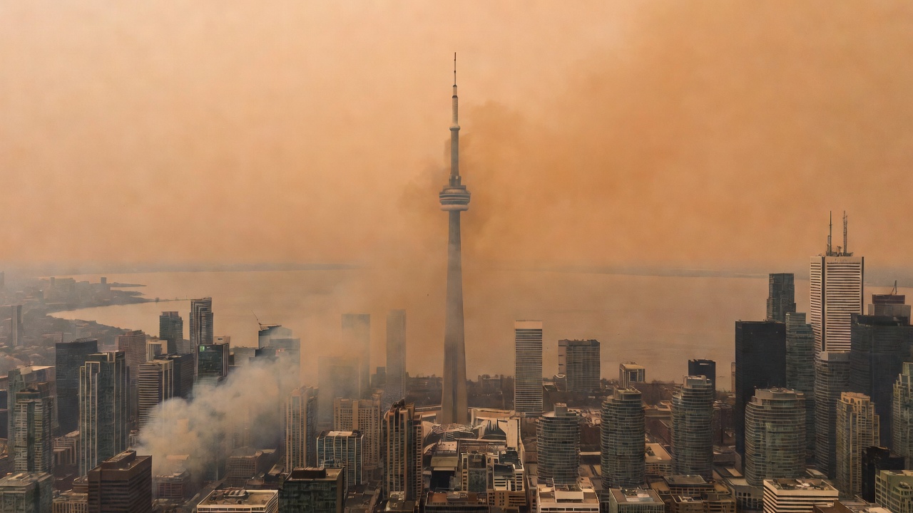 Toronto Engulfed by Wildfire Smoke as Toxic Haze Spreads Into US